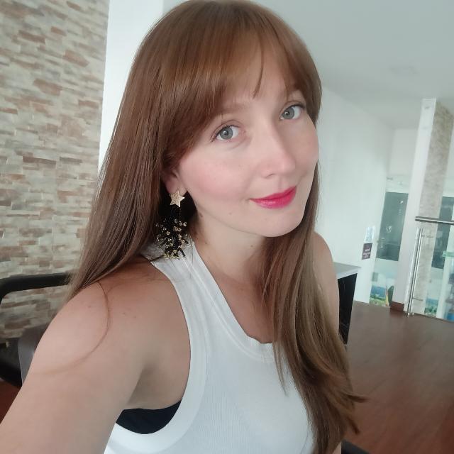 Yakeline Bustamante sonriendo con confianza